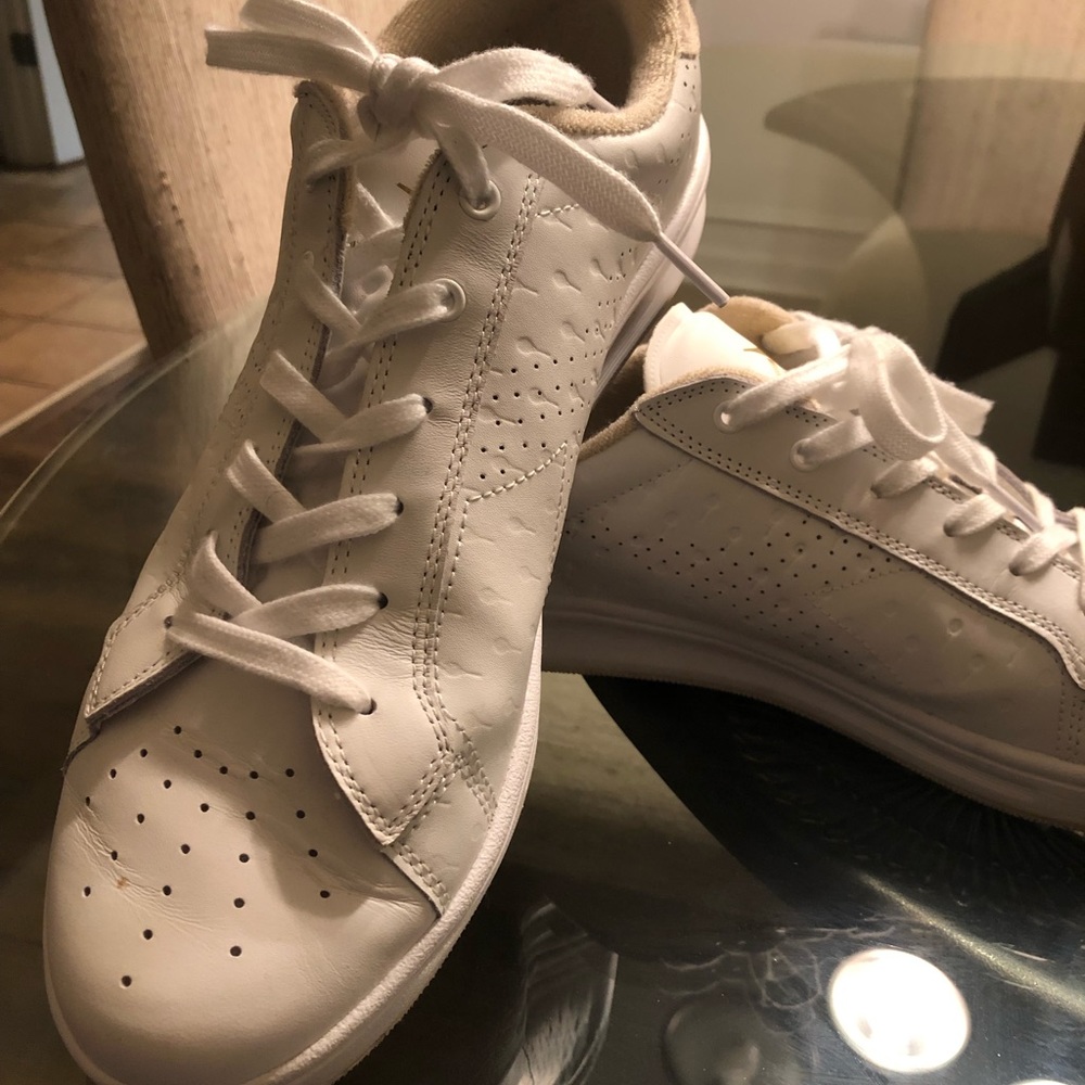 Diadora tennis shoe. Barely worn. Size 12